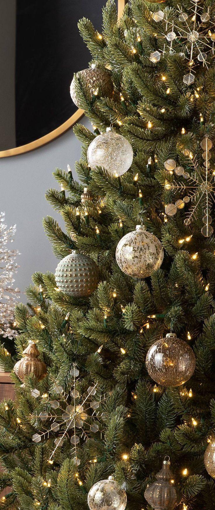 https://www.sundae.be/sites/default/files/2024-03/75_christmas_tree_ideas_2023_how_to_decorate_a_christmas_tree_christmas_tree_colour_scheme_gold.jpg